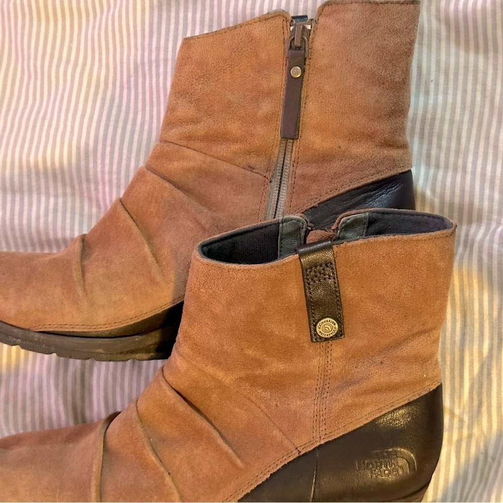 ⭐️THE NORTH FACE Leather Wedge Waterproof Zip Boots, Sz. 10, Excellent! 🤍 - Picture 2 of 15
